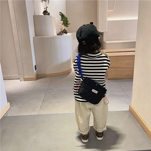 Sac bandoulière matelassé noir pour enfants avec bandoulière bleue à volants