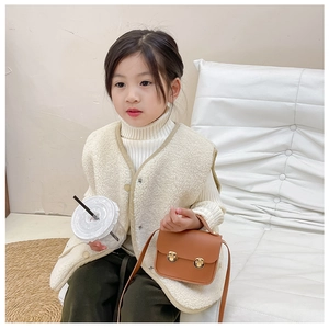 Fille portant un mini sac carré vintage en cuir PU marron avec doubles boucles dorées