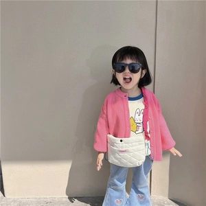 Petit sac bandoulière blanc matelassé pour enfant avec tenue tendance et lunettes