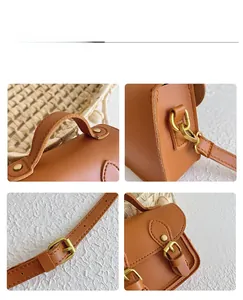 Détail de la texture en similicuir marron et des ferrures dorées du sac vintage