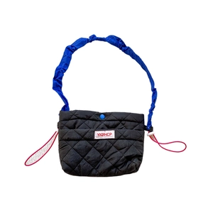 Mini sac à bandoulière matelassé pour enfants avec sangle plissée bleue et cordons rouges