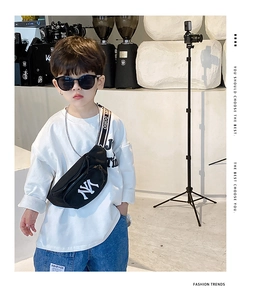 Détail du sac banane enfant en toile noire avec broderie NY et sangle lettrée