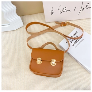 Mini sac fille en cuir marron avec double fermoir doré et bandoulière réglable