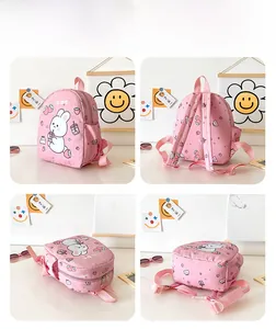 Dettagli dello zaino rosa per bambini con stampe di conigli e spallacci regolabili