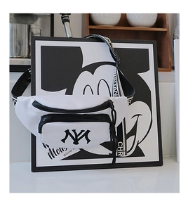 Détail de sac bandoulière blanc en toile avec broderie NY et fermetures éclair noires