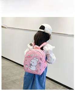 Vista posteriore di uno zaino rosa in tela con stampa a coniglio su un modello bambino