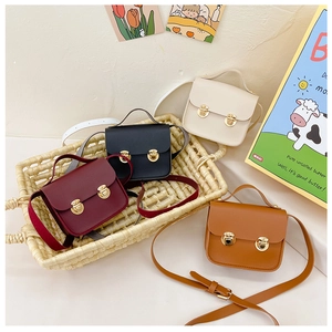 Vue détaillée de mini sacs pour filles en cuir PU en quatre couleurs avec boucles dorées