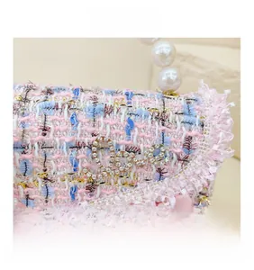 Makroansicht der rosa Tweed-Minitasche mit Love-Kristallen und Perlen-Handgriff