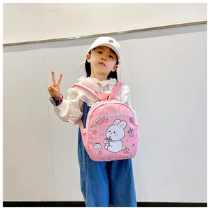 Dettaglio dello zaino rosa per bambini con stampe di coniglietti e fragole dolci