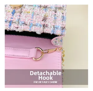 Details der rosa Tweed-Tasche mit abnehmbarem Metallhaken und Lederinnenfutter