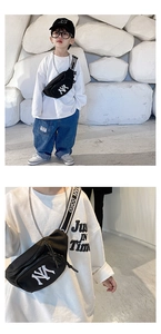 Détail du sac de poitrine en toile noire pour enfants avec broderie blanche