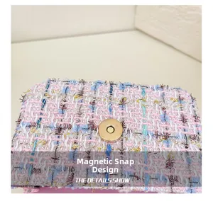 Detailansicht des rosa Tweed-Stoffes und des hellgoldenen Magnetverschlusses an der Tasche
