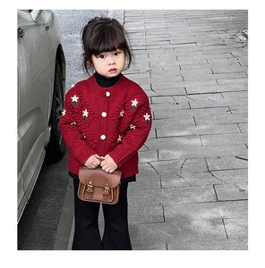 Détail de cardigan en maille rouge avec broderie florale 3D et boutons pour enfants