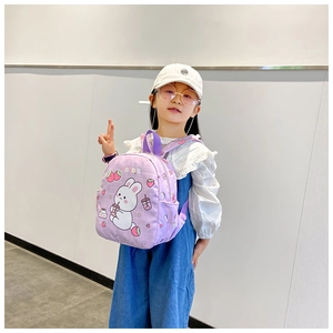Dettaglio dello zainetto viola per bambini con stampe di conigli e spallacci regolabili