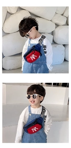 Détail du sac banane enfant en toile avec épissage rouge et bleu et logo NY brodé