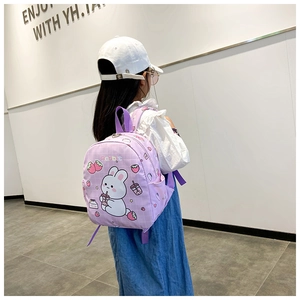 Dettaglio della simpatica stampa con coniglio sullo zaino leggero in tela viola per bimbi
