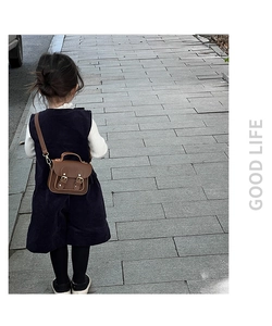 Vue de dos d'un enfant portant un sac besace Cambridge vintage marron à bandoulière