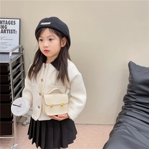 Mini sac carré tendance en cuir PU beige pour petites filles avec boucle dorée élégante