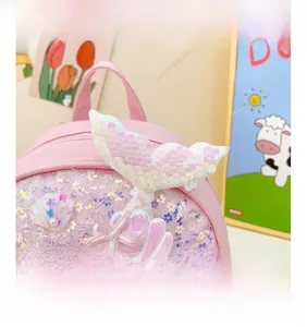 Détails de paillettes de sirène roses, étoiles de mer et perles sur sac à dos
