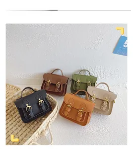 Vue à plat de mini sacoches rétro en cinq couleurs avec détails de boucle