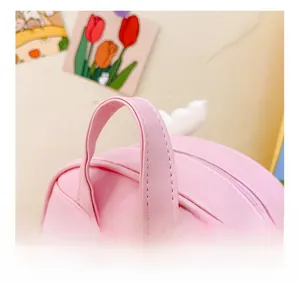 Détails de la poignée confortable en similicuir rose et des fermetures éclair du sac enfant