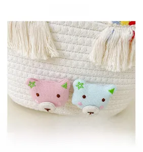 Détails du panier tressé en coton blanc avec broderie d'ours mignon et pompons
