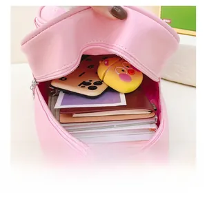 Vue détaillée de l'intérieur du sac à dos sirène rose montrant l'espace de rangement