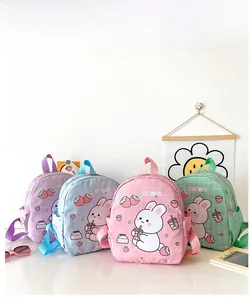Dettaglio di quattro zaini per bambini in tela con stampa a coniglio in colori pastello