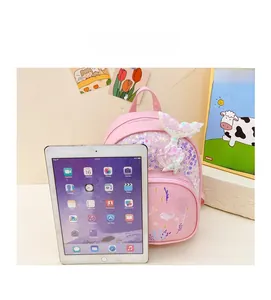 Comparaison de taille du sac à dos sirène à paillettes roses pour enfants avec une tablette