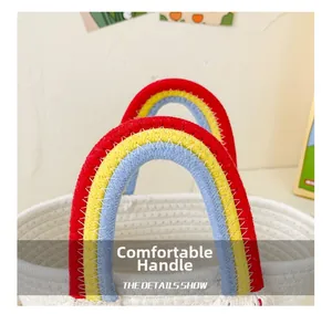 Détail d'un sac cabas en coton tressé avec poignée arc-en-ciel et textures blanches