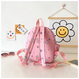 Dettaglio dello zaino rosa per bambini con graziose stampe di fragole e tè al latte