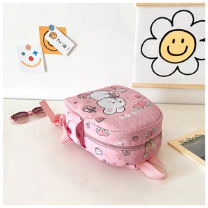 Dettaglio dello zaino in tela rosa con stampe di coniglietto e fragole carine