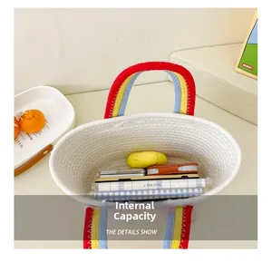 Vue de l'intérieur du sac tissé montrant la grande capacité pour carnet et papeterie