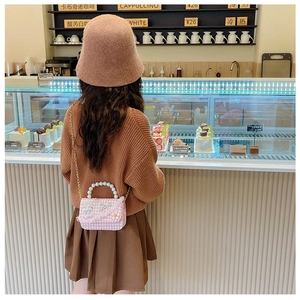 Details der rosa Hahnentritt-Kindertasche mit Perlengriff und goldener Kette