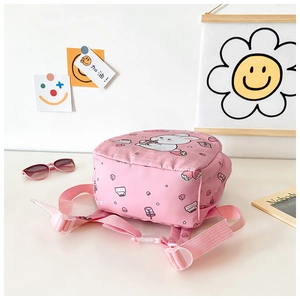 Dettaglio ravvicinato dello zainetto rosa per bambini con stampa di coniglio e spallacci regolabili