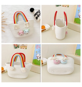 Détail d'un mini panier tressé avec ours en peluche et poignées colorées arc-en-ciel