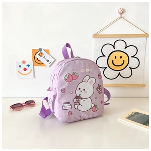 Dettaglio della simpatica stampa a coniglio sullo zaino leggero in tela viola per bambini