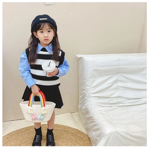 Sac à main tressé pour enfants avec poignées arc-en-ciel et détail de lapin en tenue d'automne