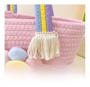 Détail du sac à main tissé rose en coton avec anse arc-en-ciel et fleur de soleil
