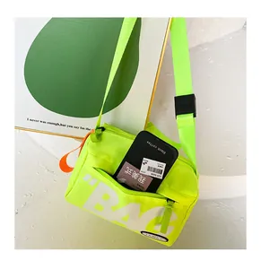 Neongrüne Umhängetasche mit BAG-Logo und Innenfach für Smartphone-Aufbewahrung