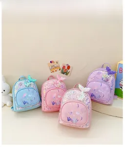 Vue détaillée de sacs à dos sirène pailletés pour enfants en diverses couleurs pastel