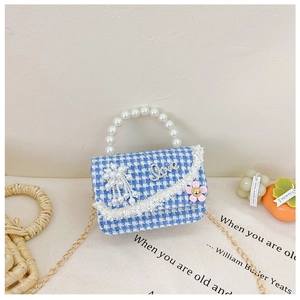 Detail der blau-karierten Tweed-Tasche mit Perlengriff, Spitze und goldener Kette