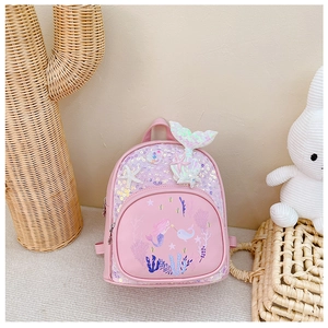 Détail du sac à dos sirène à paillettes avec queue scintillante et motifs marins