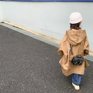 Petit sac rétro en cuir noir pour enfants assorti à une veste élégante marron chiné