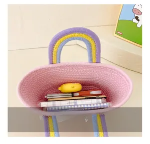 Détail de l'intérieur du sac en coton tissé rose avec poignée arc-en-ciel et espace de rangement