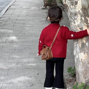 Sacoche rétro cambridge marron pour enfant avec cardigan rouge à broderie et pantalon