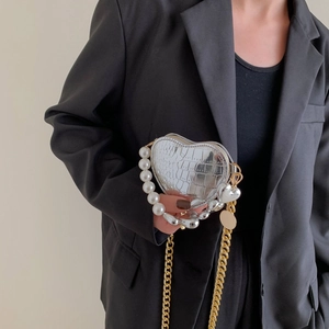 Mini sac argenté en forme de cœur avec texture croco, poignée perle et chaîne