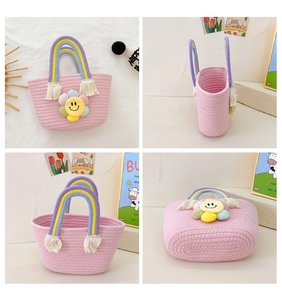 Vue détaillée du sac enfant en corde de coton rose avec anses arc-en-ciel et fleur