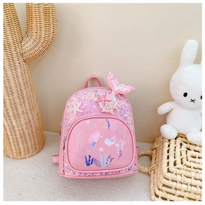 Détail du sac à dos sirène rose pour enfant avec paillettes, queue de poisson et motifs marins