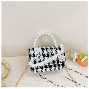 Detail der Mini-Tasche mit Hahnentrittmuster, Perlengriff, Spitze und Love-Anhänger